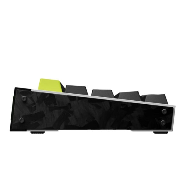 Yüksek kaliteli mekanik bilgisayar klavyesinin alt görünümü, siyah ve yeşil renk detaylarıyla, oyun ve çalışma için ideal, dayanıklı yapı ve ergonomik tasarım.