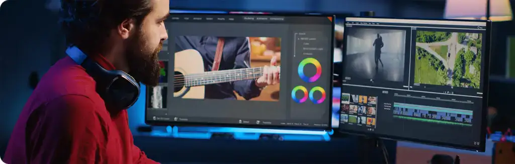 Yüksek çözünürlüklü grafik tasarım ve video düzenleme yapan bir tasarımcı, çift monitör kullanarak içerik oluşturma sürecinde, oyun ve grafik tasarım SEO anahtar kelimeleriyle uyumlu, profesyonel çalışma ortamı görüntüsü.
