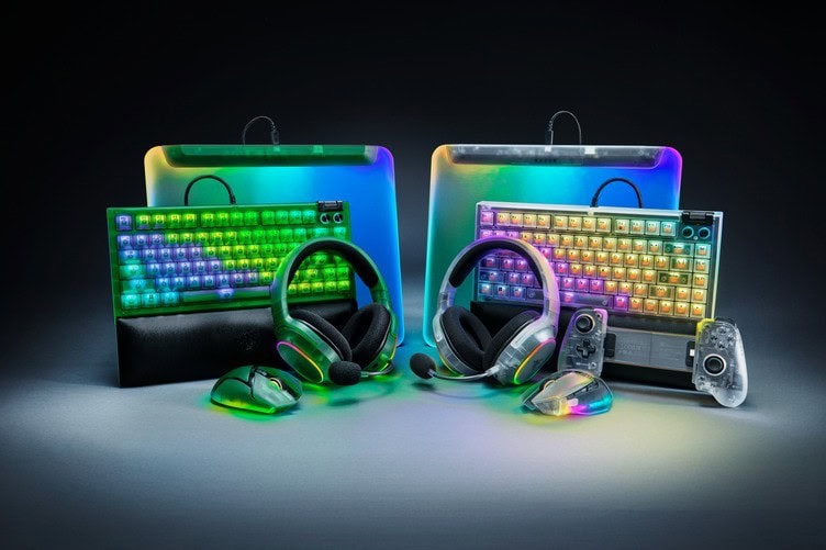 Canlı renklerle aydınlatılmış oyun klavye ve fare setleri, oyun aksesuarları, kablosuz kulaklıklar ve oyun kontrolörleri, gaming ekipmanları, RGB efektli teknolojik gamer oyuncu setleri, gaming gear.