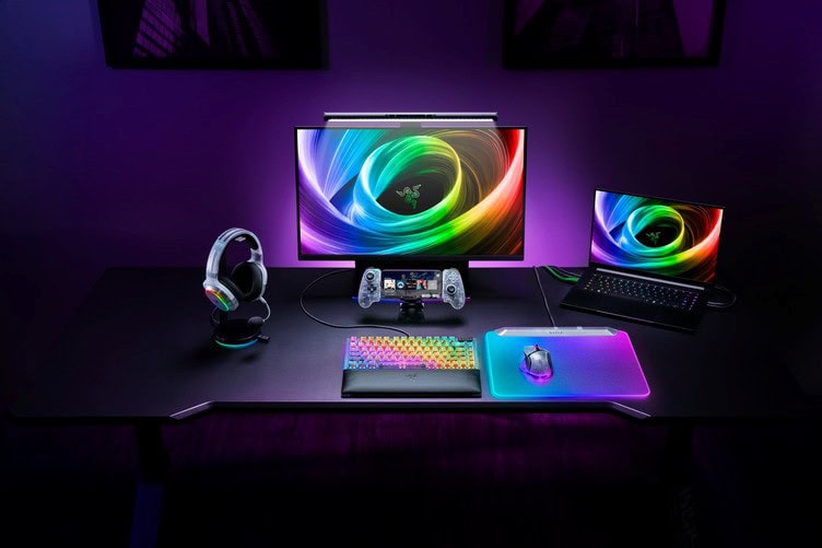 Yüksek kaliteli gaming ekranı ve ışıklı klavye ile donatılmış oyun masaüstü kurulum görüntüsü, oyuncular için ideal teknoloji ve ekipmanlar.