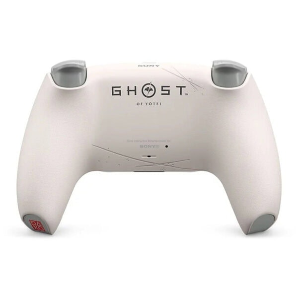 Gelecek oyun konsolu kontrol cihazı, PS5 DualSense'un beyaz ve gri tasarımı, Ghost of Yotoei teması ile uyumlu, yüksek kaliteli oyun deneyimi sağlar.