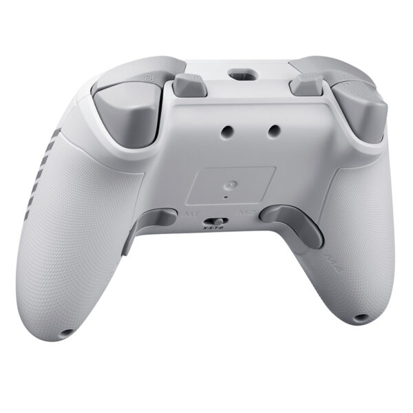 çoğu oyun için tasarlanmış beyaz PlayStation 5 DualSense kablosuz oyun denetleyicisi.