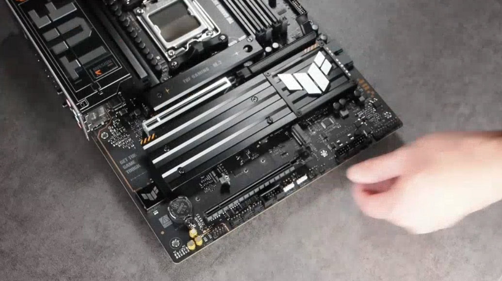 İşlemci ve RAM slotlarıyla yüksek performanslı anakart, gaming ve yüksek teknolojili bilgisayar sistemleri için ideal, detaylı ve kaliteli donanım bileşenleriyle hazırlanmış.