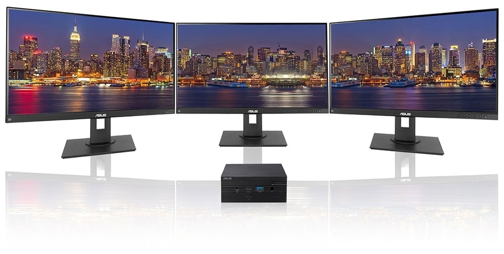 2246x1244, Üç monitörlü bilgisayar kurulu ve masaüstü ekran, yüksek çözünürlüklü şehir manzarası görüntüsü, oyun ve grafik tasarım için ideal, profesyonel monitör setup'u.