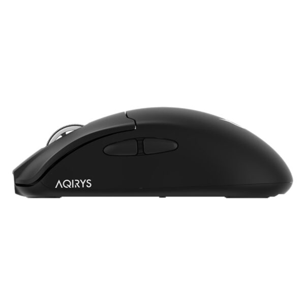 Kablosuz oyun faresinin yan görüntüsü, ergonomik tasarımı ve yüksek hassasiyeti ile gaming ve ofis kullanımı için ideal. Siyah renkli, hızlı tepki veren, uzun pil ömrüne sahip kaliteli mouse.