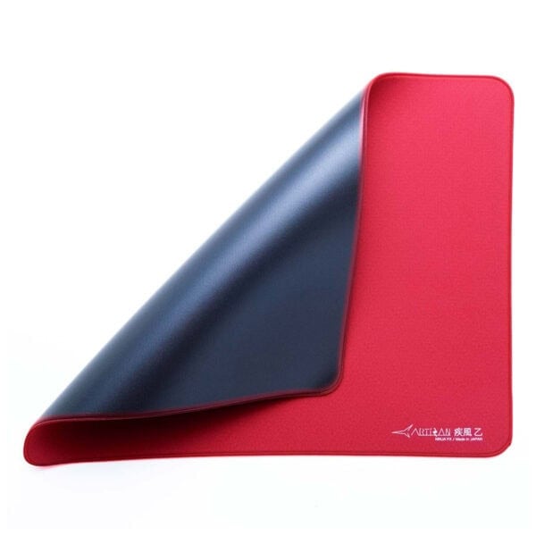 Yüksek kaliteli kırmızı ve mavi renkli oyun mousepad, ince ve kaymaz yüzeyi ile profesyonel e-spor performansı sağlar. Hızlı refleks ve hassasiyet için ideal oyun aksesuarı.