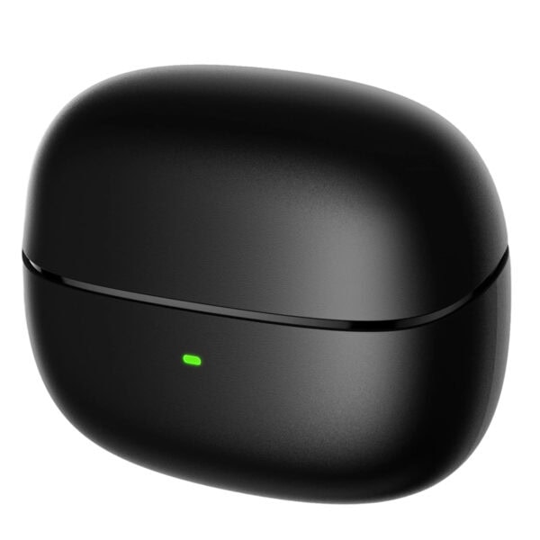 Kablosuz Bluetooth kulaklık kutusu, siyah renkli ve kompakt tasarıma sahip, kablosuz müzik deneyimi için ideal. Şarj durumu gösteren yeşil ışık ile şık ve kullanışlı teknoloji ürünü.