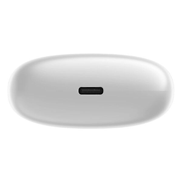 Gümüş renkli kablosuz şarj kutusunun alt görünümü, USB-C şarj bağlantı noktası. Modern tasarım, portatif ve şık kablosuz şarj aksesuarı, teknoloji ve mobil cihazlar uyumu için ideal.