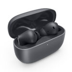 Kablosuz Bluetooth kulaklıklar, şarj kutusunda şık ve taşınabilir tasarım, yüksek ses kalitesi ve rahat kullanım özellikleriyle öne çıkar.