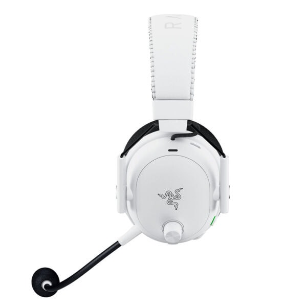 Yüksek kaliteli beyaz Razer gaming kulaklığı, mikrofon ve ses kontrol özelliğiyle profesyonel oyun deneyimi sağlar.
