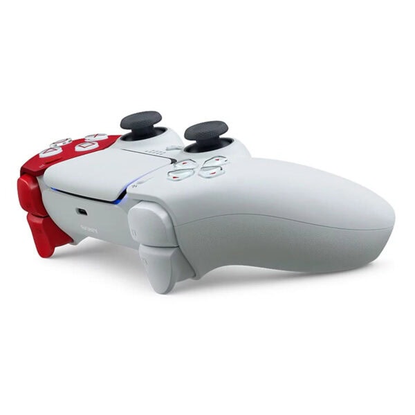 Yenilenebilir beyaz ve kırmızı PlayStation 5 oyun kumandası, detaylı tasarım ve ergonomik yapısıyla dikkat çekiyor.