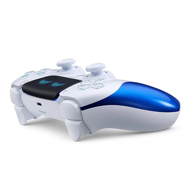 Yapay loblu PlayStation 5 denetleyicisi, uzay temalı tasarımıyla dikkat çekiyor, oyun deneyimini geliştiren gelişmiş özellikler ve kablosuz bağlantı sunar.