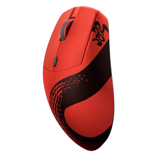 Yazılı kırmızı ve siyah oyun faresini detaylı görüntüsü, ergonomik tasarım ve yüksek hassasiyetli kullanım olanaklarıyla gaming ve e-spor performansını artırmak için ideal.