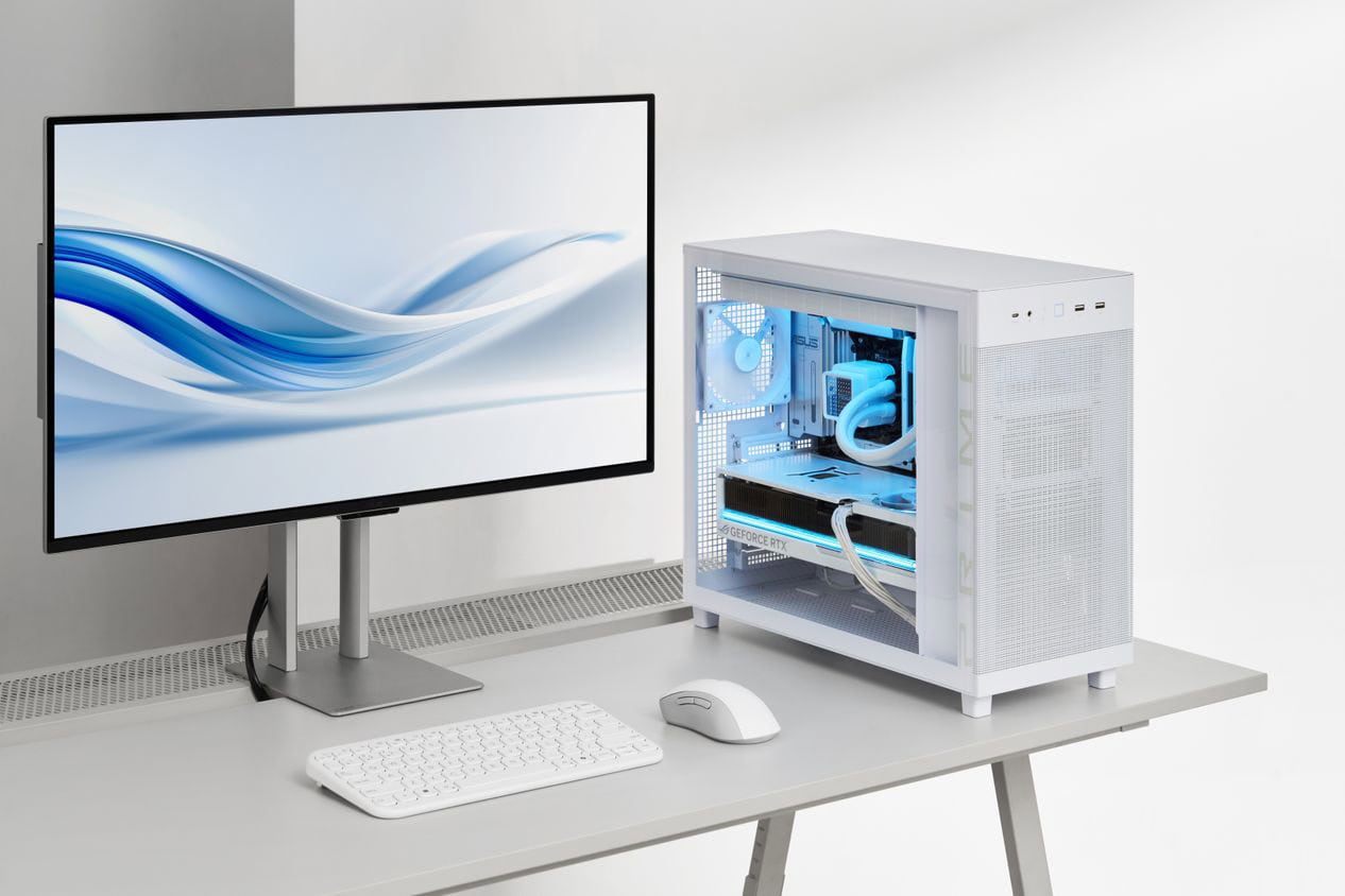 Yüksek çözünürlüklü gaming monitör ve geliştirilmiş donanımlara sahip, şeffaf kasasıyla iç teknolojisi görülebilen en iyi oyun bilgisayarı, güçlü bilgisayar ve gaming aksesuarları ile donatılmış modern masaüstü sistemi.