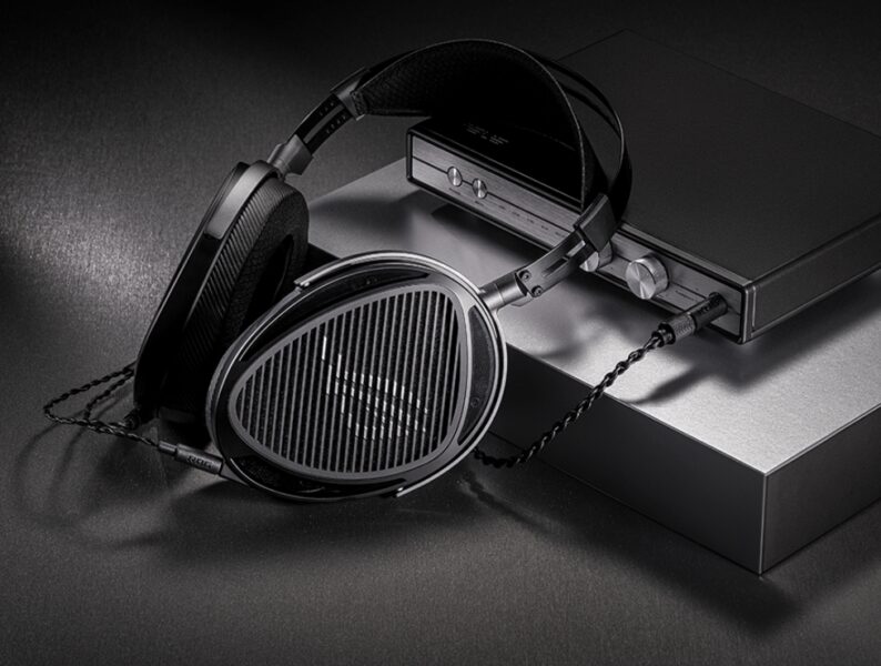 ROG Kithara Gaming Headset ASUS ROG Kithara 100 mm HIFIMAN düzlemsel manyetik sürücü ile tasarlanmış, PS5 uyumlu gaming kulaklık. Yüksek ses kalitesi ve konfor sağlayan bu kulaklık, oyun deneyimini üst seviyeye çıkarır.