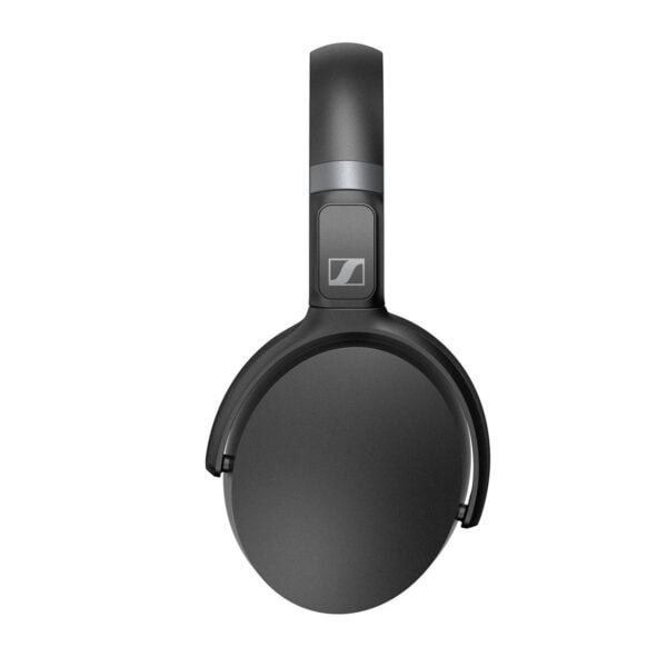 Sennheiser HD 450BT kablosuz, katlanabilir kulak üstü kulaklık, yüksek ses kalitesi ve aktif gürültü engelleme özellikleriyle müzik dinleme deneyimini artırır.