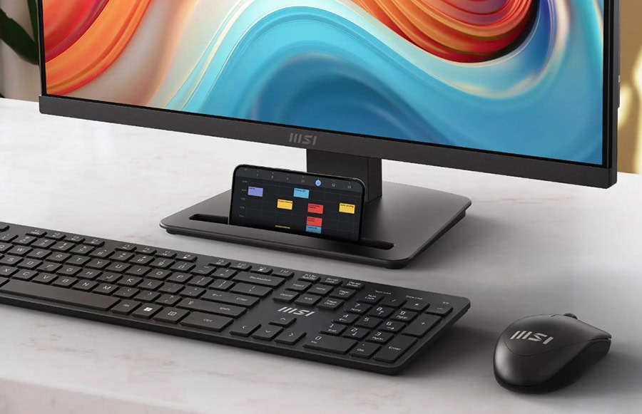 Modern bilgisayar monitörü, klavye ve fare ile oyun konsolu ve oyunlar ekran görüntüsü, yüksek çözünürlüklü ve profesyonel oyun deneyimi için tasarlanmış.