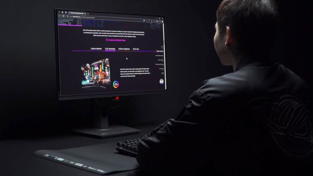 XG27UQDMS Bir kişi, karanlık ortamda oyun geliştirme ve programlama yaparken, bilgisayar ekranında kodlar ve grafikler görüyor.