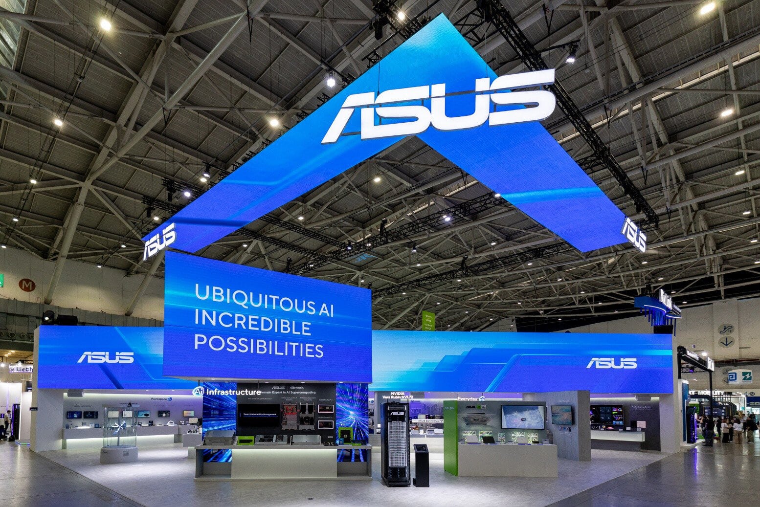ASUS'un yeni nesil anakartlar ve XG Core teknolojisini sergilediği tanıtım standı, büyük ekran ve modern tasarım detaylarıyla dikkat çekiyor.