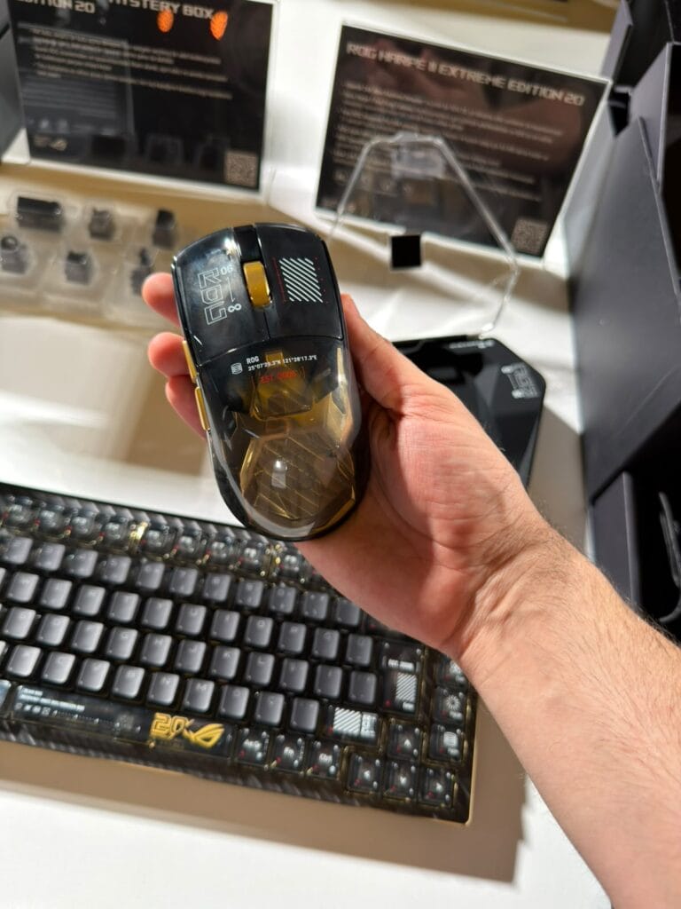 Kullanıcı, ASUS ROG 20. Yılını kutlayan sınırlı üretim 'Edition 20' koleksiyon ürününü elinde tutuyor.