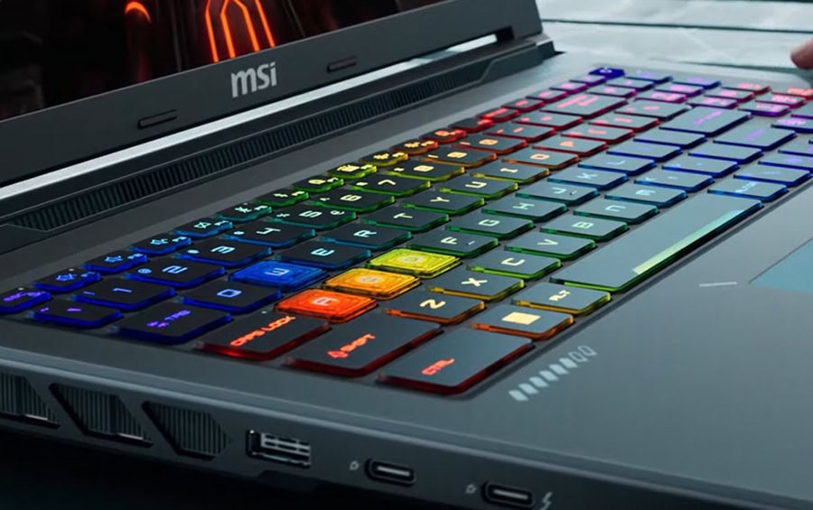MSI CROSSHAIR 16 MAX HX gaming laptop klavyesi renkli RGB ışıklandırma ile detaylı ve yüksek çözünürlüklü ekran.