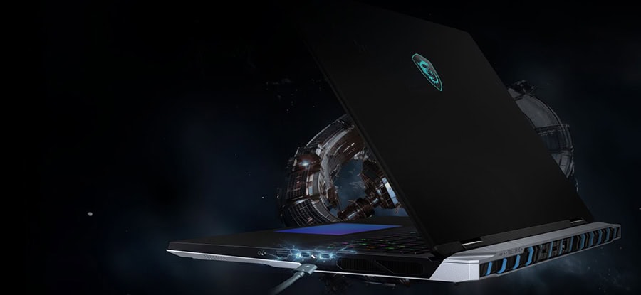 MSI TITAN 18 HX oyun dizüstü bilgisayarı açık konumda, yüksek performans ve gelişmiş ekran özellikleriyle dikkat çekiyor.