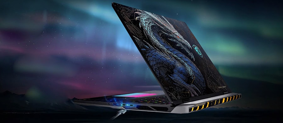 MSI TITAN 18 HX Dragon Edition gaming laptop açık hava ortamında, gece gökyüzü ve kuzey ışıkları arka planda, yüksek performans ve şık tasarım vurgulanmış.