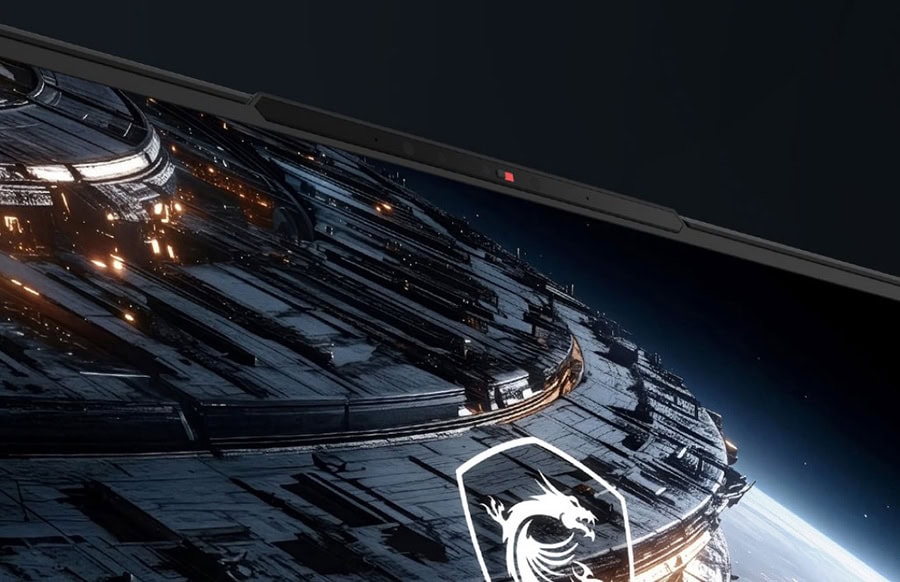 Uzay temalı MSI TITAN 18 HX dizüstü bilgisayar tasarımı, yüksek performans ve gelişmiş ekran teknolojisi vurgulanıyor.