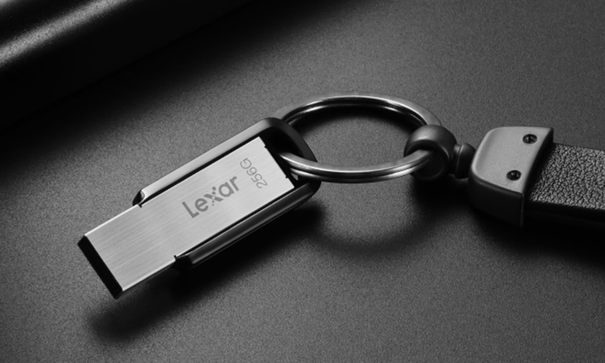 Gümüş renkli USB bellek ve anahtarlık, şık ve taşınabilir veri depolama çözümü olarak öne çıkıyor.