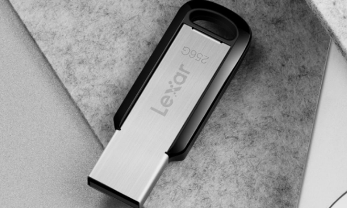 Lexar marka USB bellek, yüksek hızda veri aktarımı sağlayan şık ve dayanıklı tasarımıyla dikkat çekiyor.