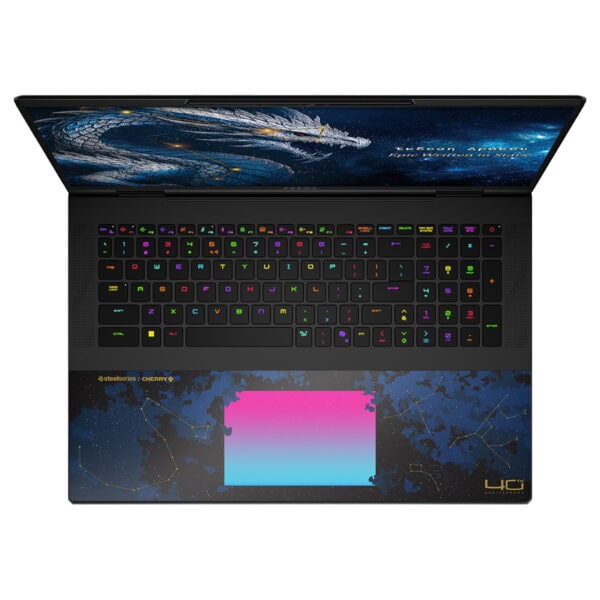 MSI TITAN 18 HX Dragon Edition gaming dizüstü bilgisayarın üstten görünümü, renkli RGB klavye ve büyük dokunmatik yüzey ile detaylı tasarım.