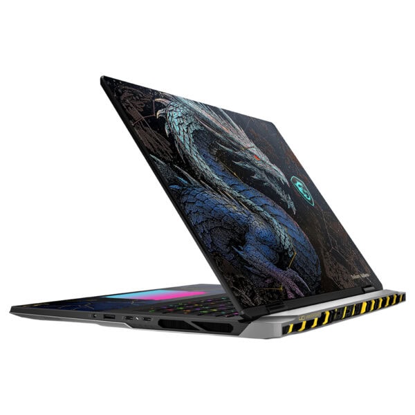 MSI TITAN 18 HX Dragon Edition gaming dizüstü bilgisayar, açık konumda, 4K UHD ekran ve RGB klavye ile detaylı görünüm.