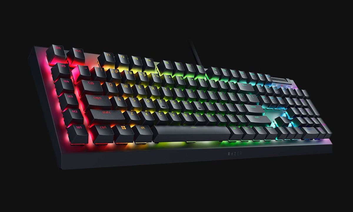 RGB ışıklandırmalı, mekanik gaming klavye, bilgisayar oyunları için ideal, renkli aydınlatma efektleri, yüksek performanslı oyun klavyesi.