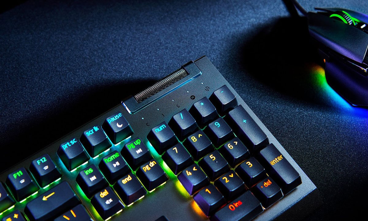 RGB aydınlatmalı gaming klavye, bilgisayar oyunları ve ofis kullanımı için ideal, yüksek performanslı ve şık tasarımlı klavye.