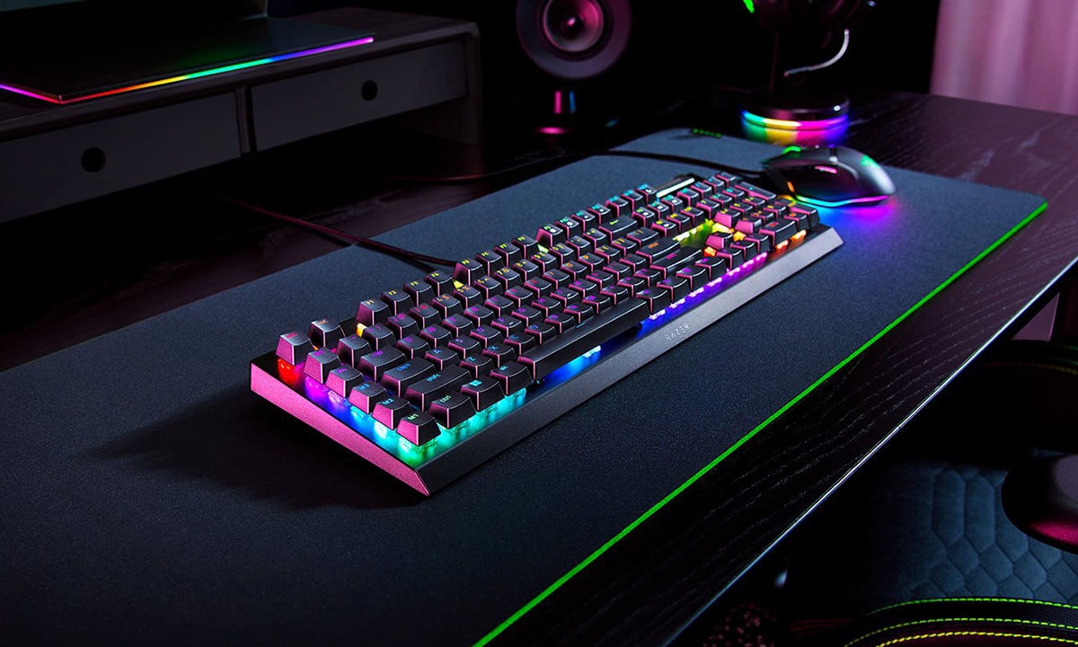 RGB ışıklandırmalı gaming klavye ve mouse, oyuncu ekipmanları, bilgisayar masaüstü düzeni, oyun odası dekorasyonu, yüksek performanslı oyun donanımı.