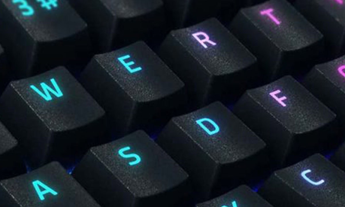 RGB aydınlatmalı oyun klavyesi, bilgisayar ve oyun tutkunları için ideal, ışıklı tuşlar ve ergonomik tasarım ile yüksek performans sağlar.