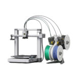 Bambu Lab A1 Combo AMS Lite ile çok renkli 3D yazıcı set up, filament makaraları ve telelerle birlikte masaüstü kurulumunu gösteriyor.