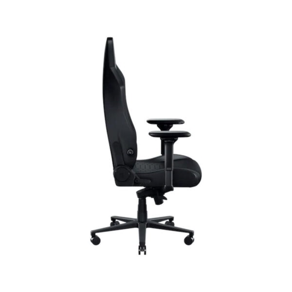 Razer Iskur V2 oyun koltuğu, siyah döner tabanlı koltuk arkalığı ile 4D kolçak, bel desteği ve ayarlanabilir yükseklik özelliklerini gösterir.