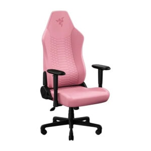 Razer Iskur V2 X pembe oyun koltuğu; 2D kolçaklı, bel desteği ve ayarlanabilir kolçaklarıyla ince tasarım, siyah taban ve tekerleklerle zarif uyum.